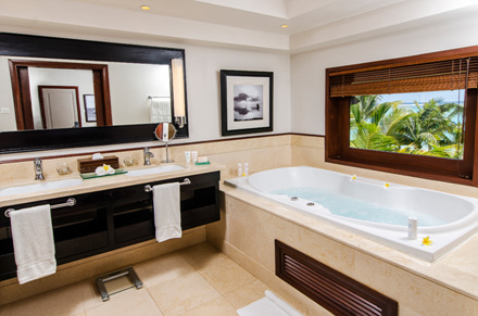 LLM_Room_Honeymoon_Junior_Suite_8.jpg